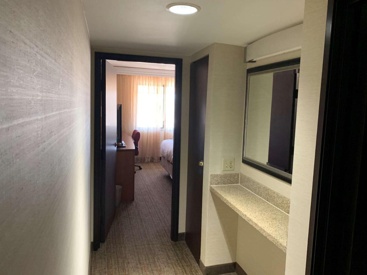 Radisson Hotel Detroit-Фармингтън Хилс Екстериор снимка