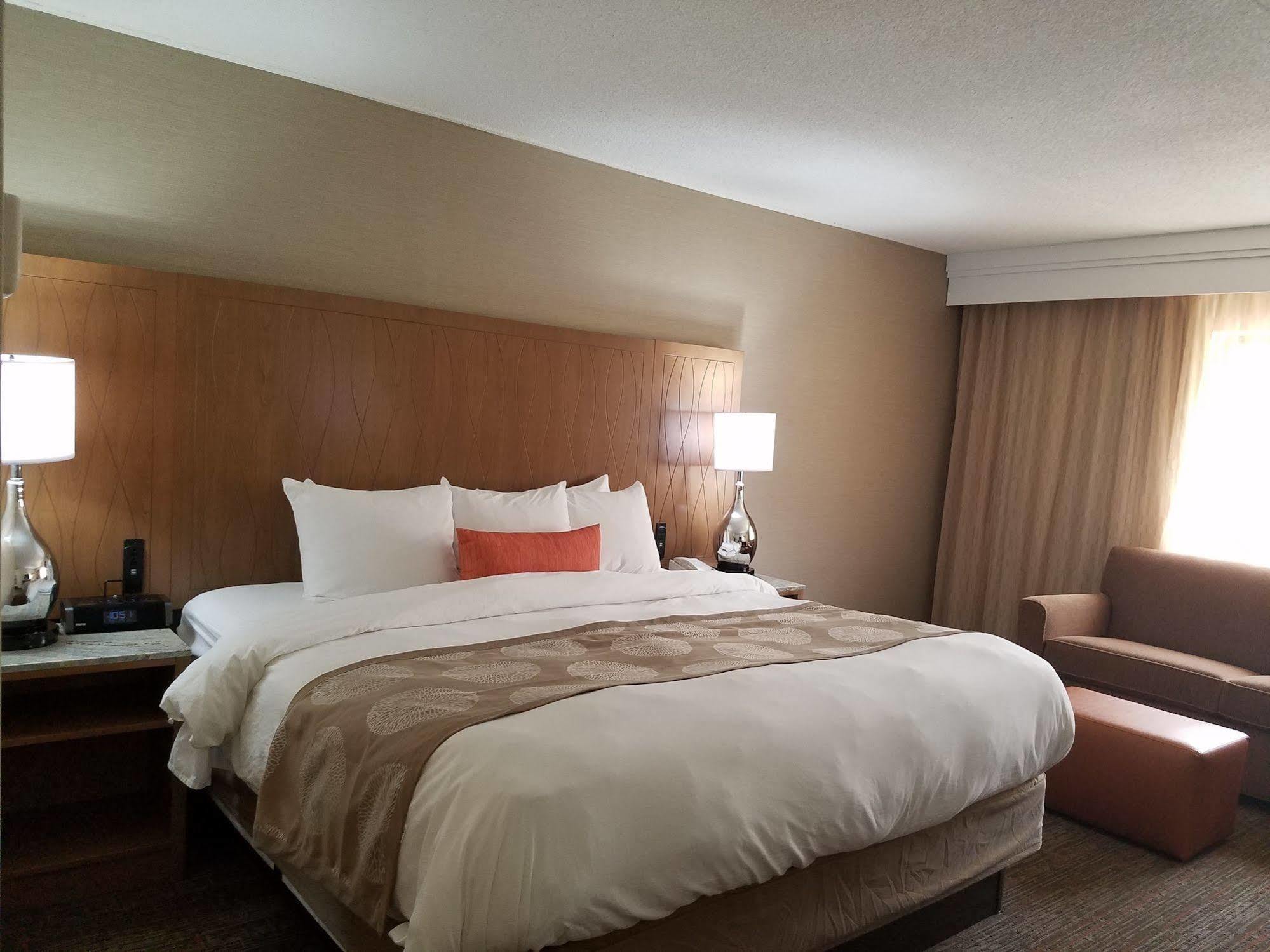 Radisson Hotel Detroit-Фармингтън Хилс Екстериор снимка