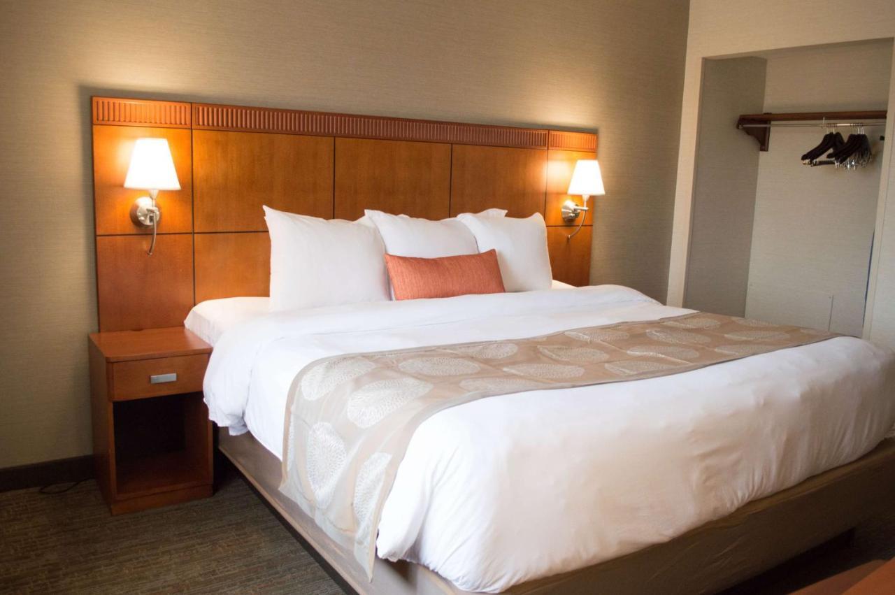 Radisson Hotel Detroit-Фармингтън Хилс Екстериор снимка