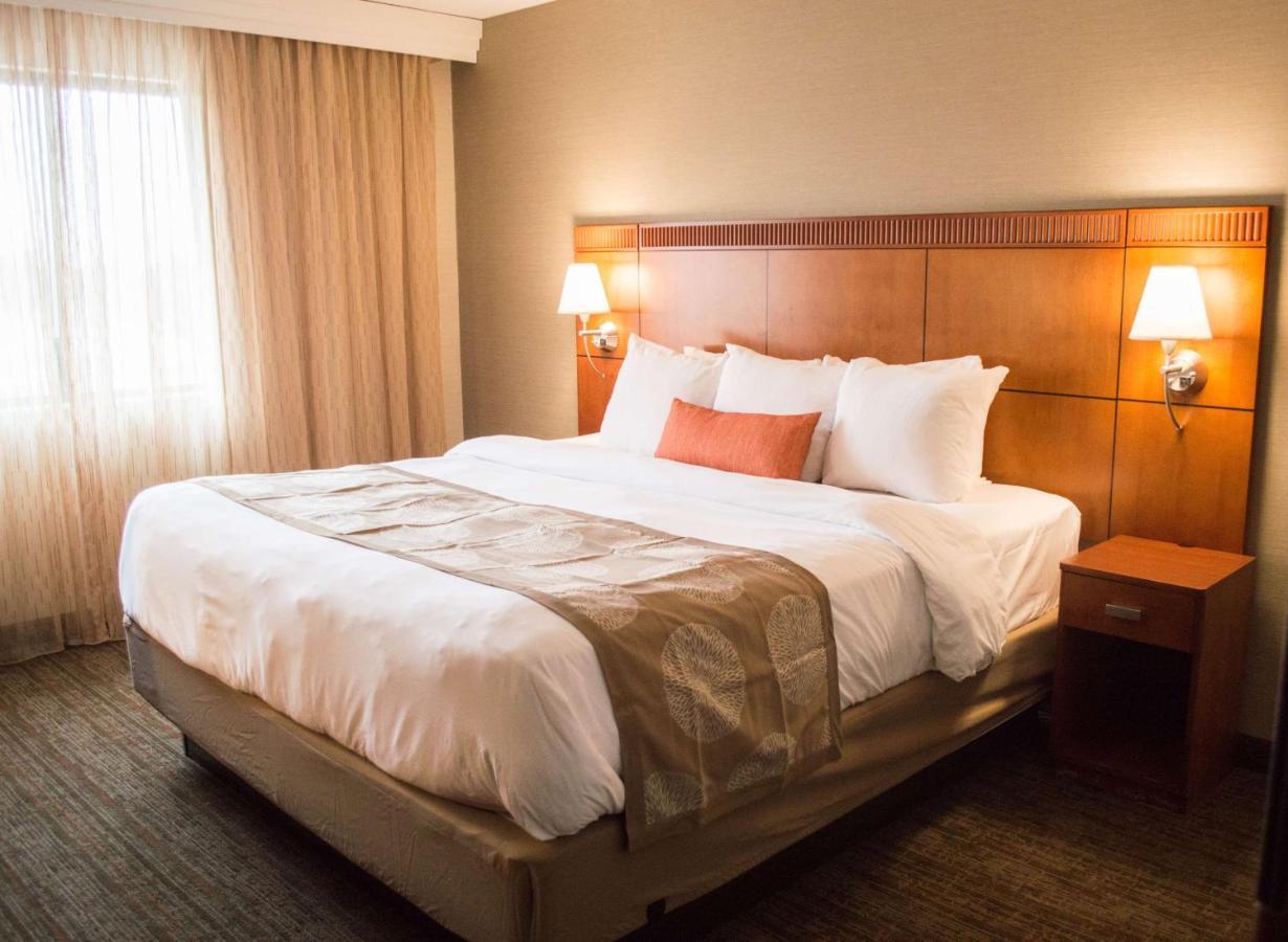 Radisson Hotel Detroit-Фармингтън Хилс Екстериор снимка